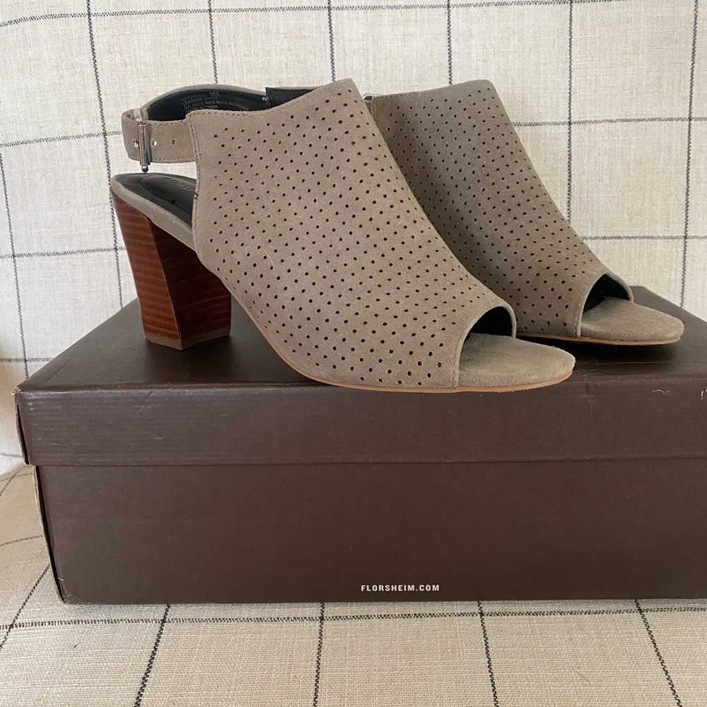 Sz 8 Adam Tucker Women's Tan Peep-Toe Heels